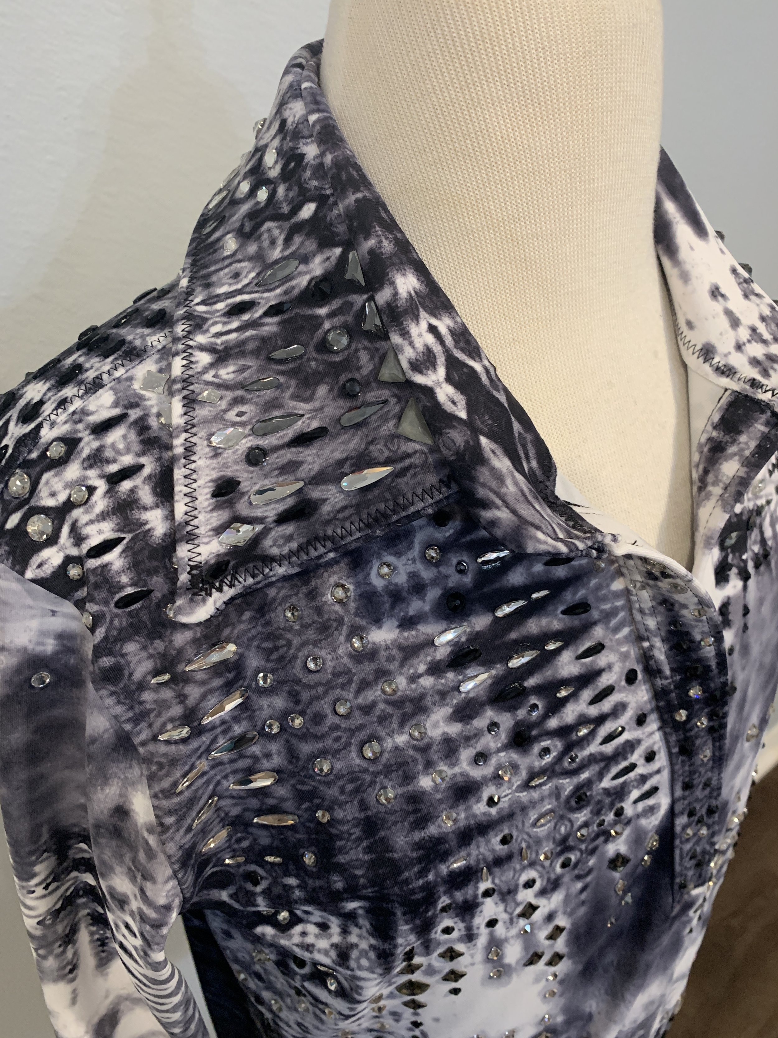 black:white print shoulder1.JPG