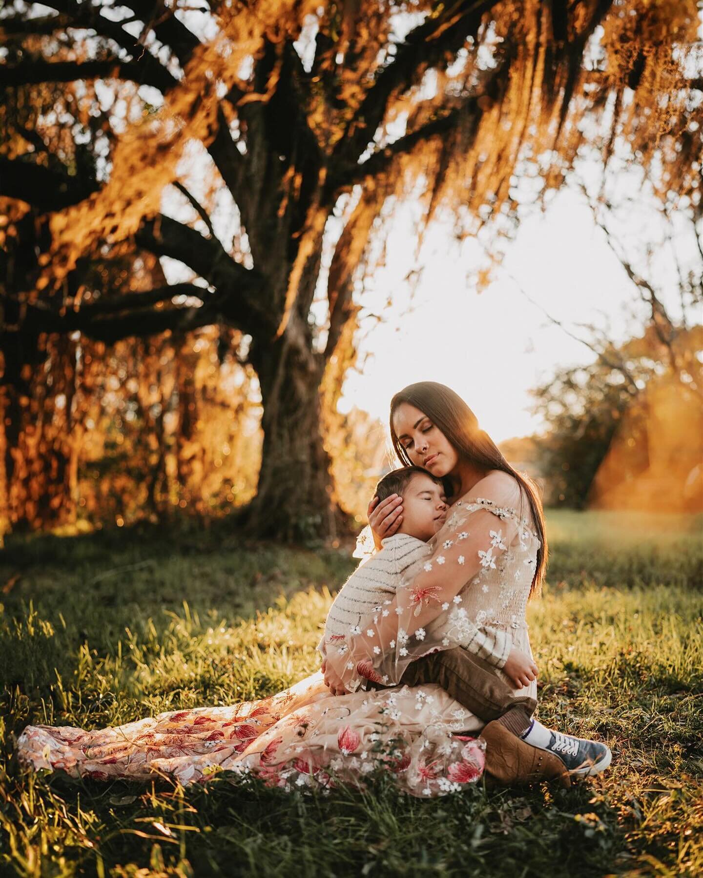 Can we pleeeeease talk about this sun-soaked whimsical family sesh? ✨ it&rsquo;s always an honor to capture other amazing talented photographers and this was no exception! @morningswithem your family is simply a dream 🤍