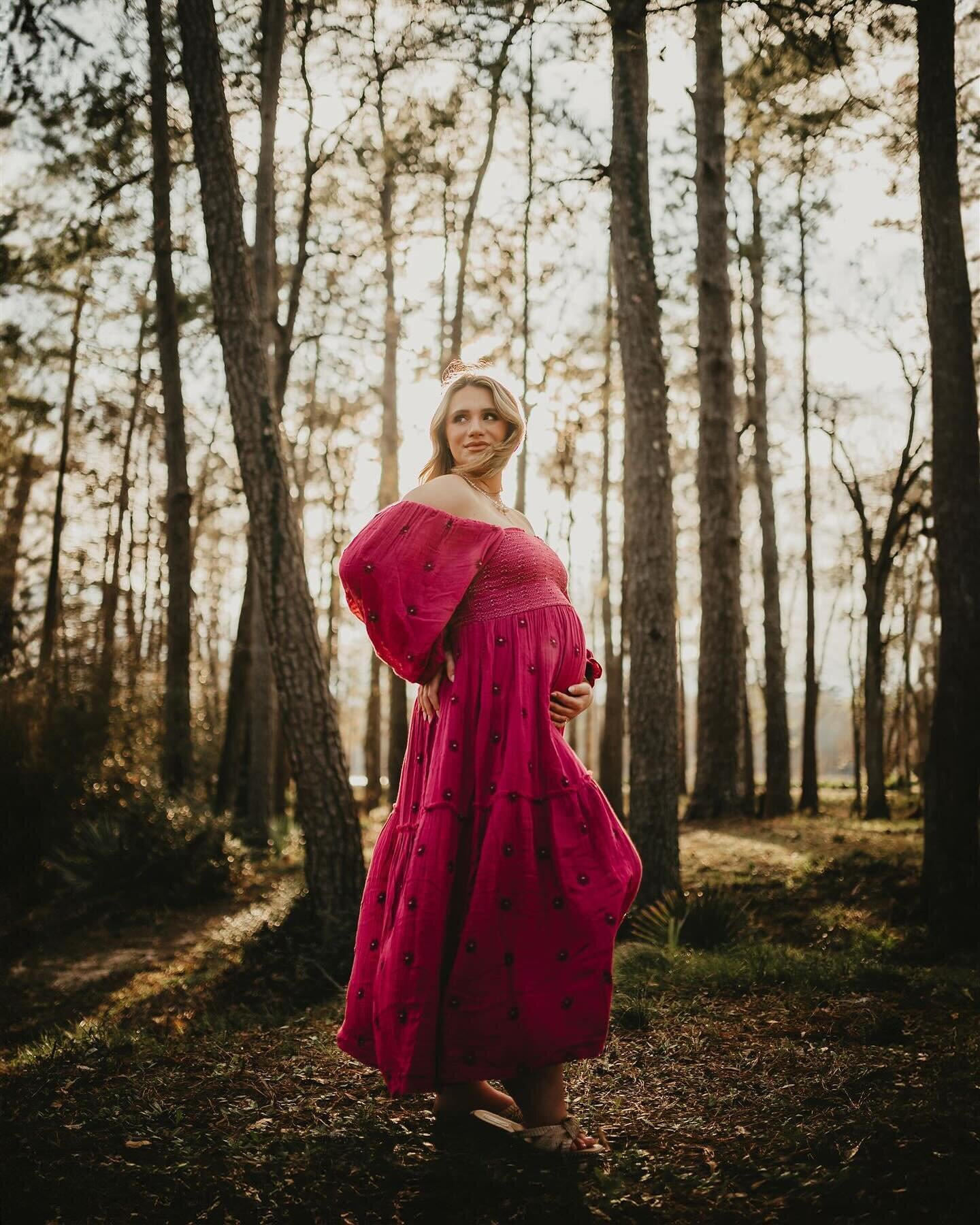 A blustery, ultra intimate maternity session by the lake 🤍