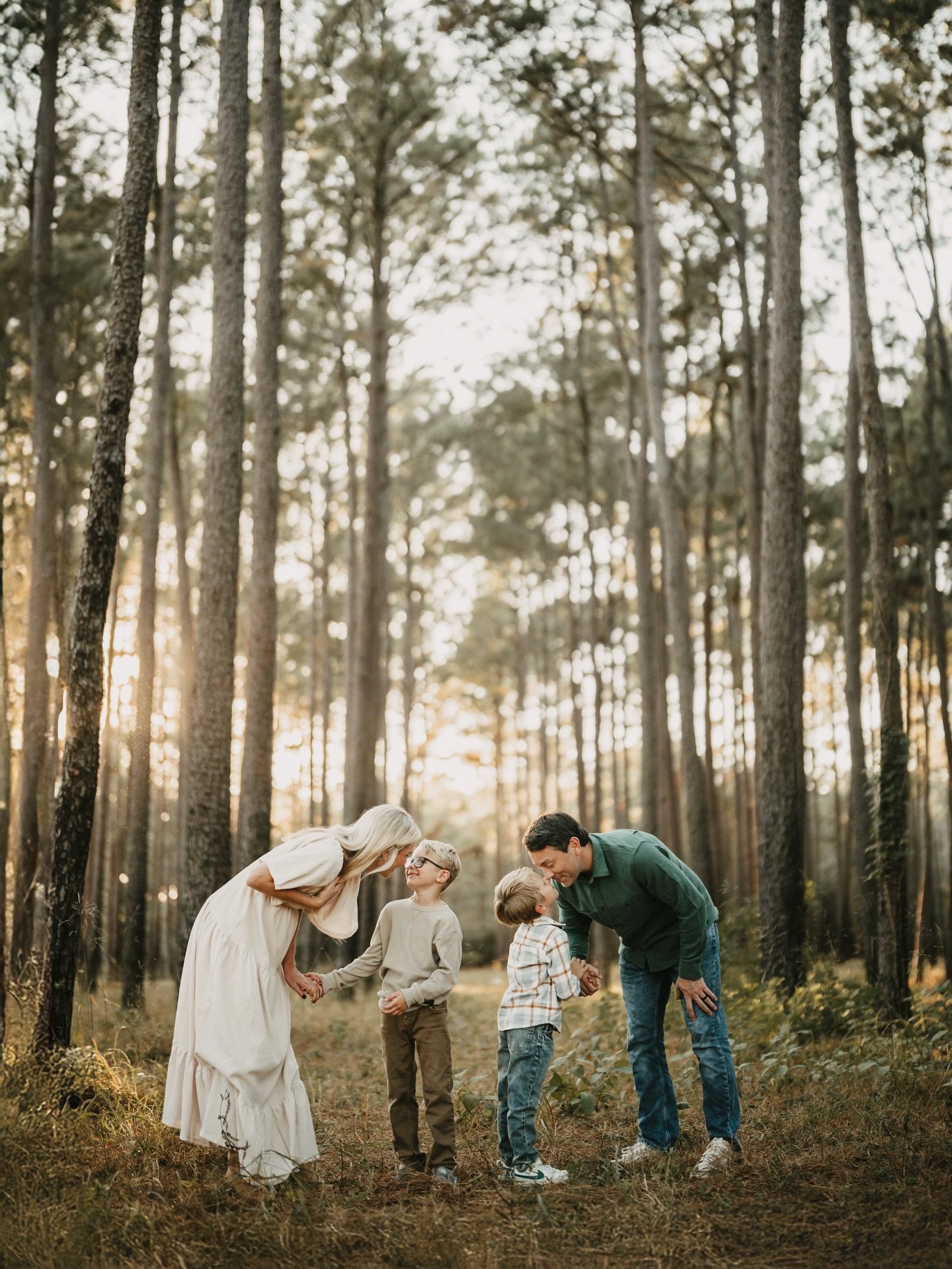 Oh hiiiiii 👋🏼 I&rsquo;m finally back after taking a busy season/holiday posting hiatus. I&rsquo;m alive! I made it! 

94 sessions from this fall alone, 2 destination weddings, 3 international trips, 3 of my girls birthdays, my anniversary, 2 trips 