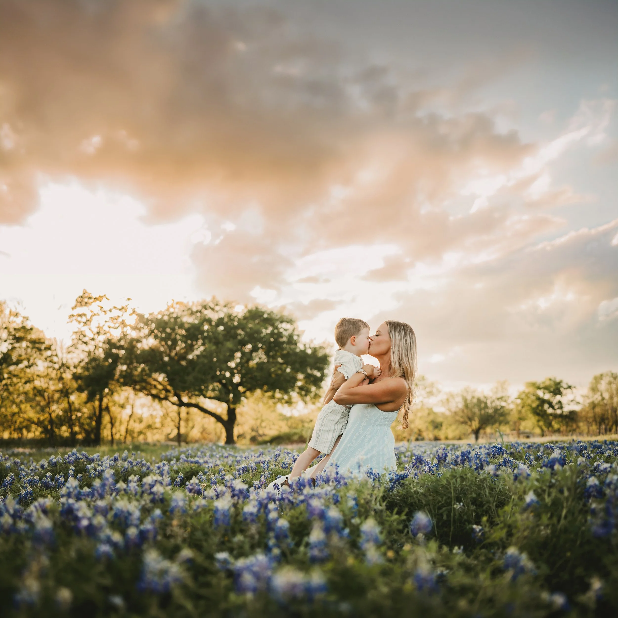 it&rsquo;s about time we get some bluebonnets on my feed, right?!

and yes, I was dying from excitement when these sunset clouds rolled in 😮&zwj;💨

PS 🤍 summer minis are live on my website! I&rsquo;ll post the link in my stories!