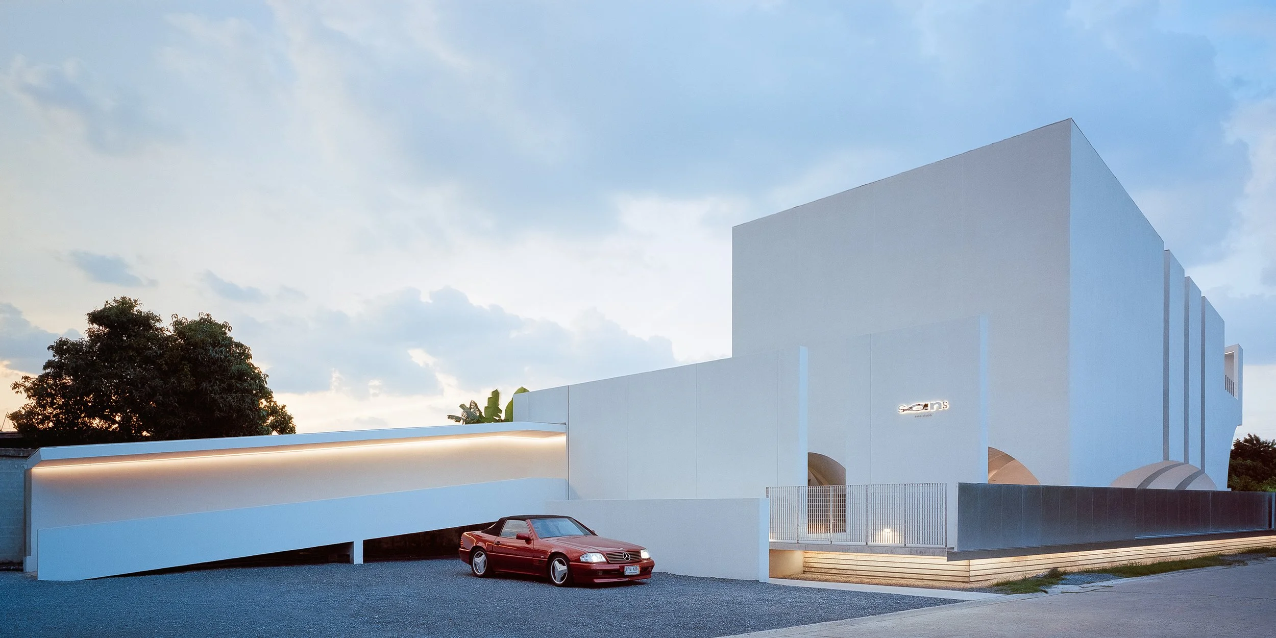  Project: Sans Studio  Type: Architecture &amp; Interior design  Program: photoshoot &amp; multi-purpose studio  Location: Bangkok, Thailand  Area: 400 sq.m.  Design: 2020  Architect: PHTAA Living Design Co.,Ltd.  Interior Designer: PHTAA Living Desi