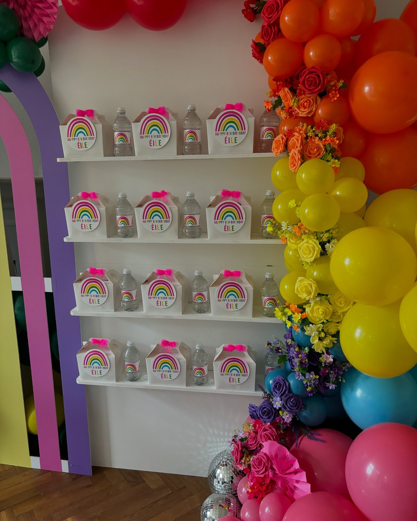 The flowers, the bows, the little details makes a party in our opinion. We love our job and enjoy making every party pop!