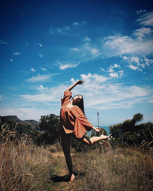 When you stop to take a couple of photos after playing @fatfreddysdropnz for the last three hours on your hike 🌾📸