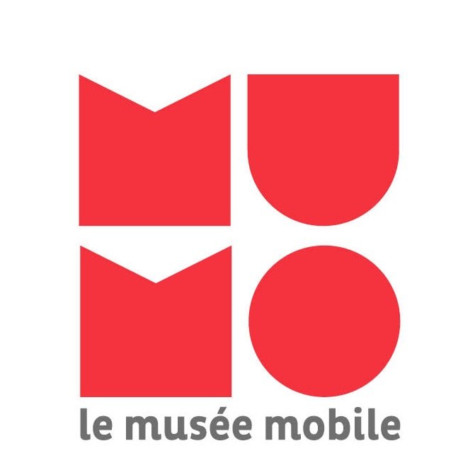 MuMo_Logo_Rouge_2Niveaux+Slogan.jpg