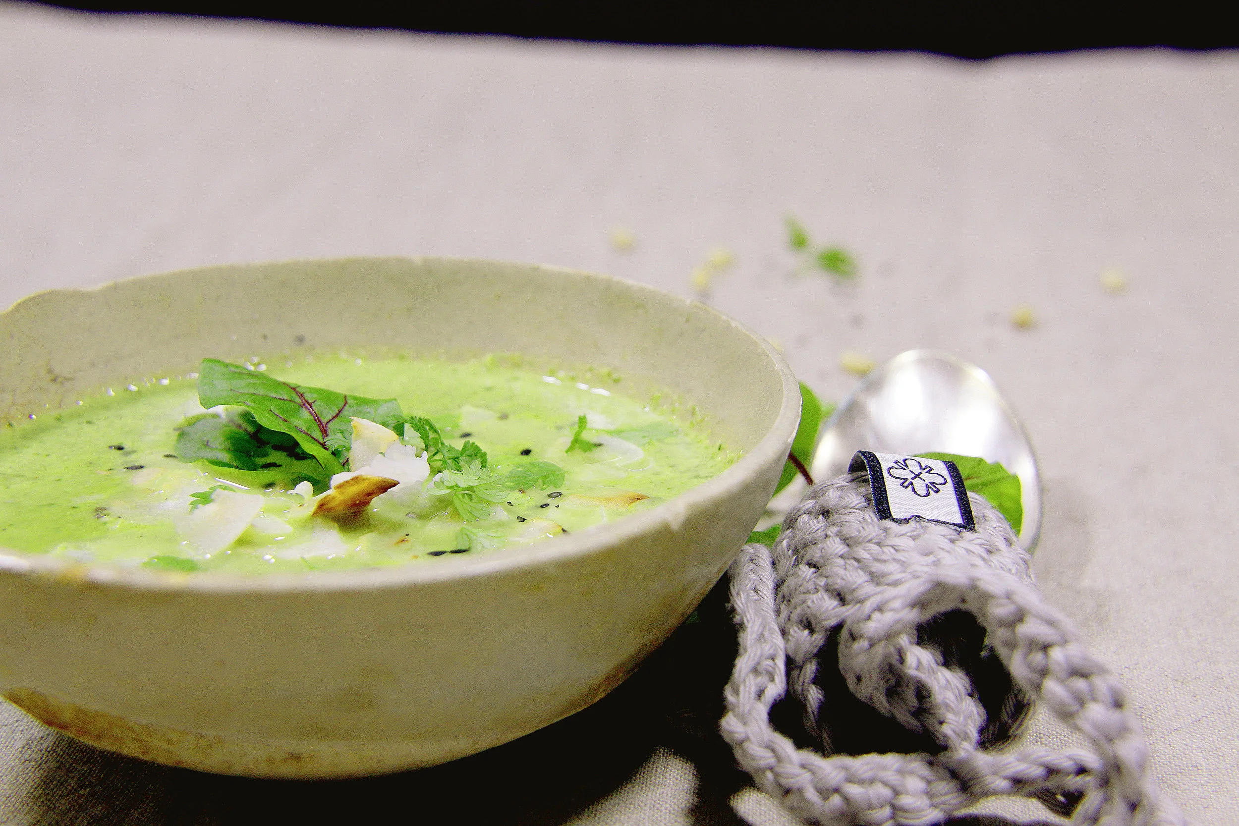 Entgiftend und kräftigend ist die Suppe aus frischen Kräutern und exotischen Gewürzen.