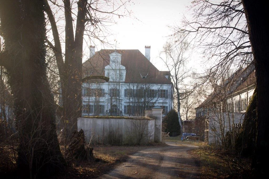 Stilvoll wohnen kann man in den Wohnungen des Schlosses Weyhern - Parkanlage und Pool inklusive.