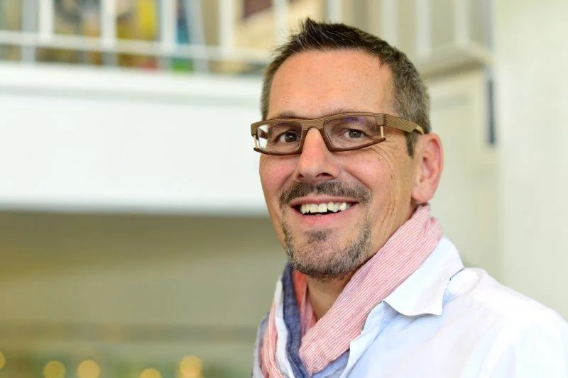 Erfahrung und eine moderne technische Ausstattung: In den Augenoptikerfachgeschäften DIE BRILLE, wie hier in Puchheim, sind das Grundvoraussetzungen für die optimale Versorgung der Kunden. Augen- und Netzhaut-Checks sowie Messungen des Augeninnendrucks werden hier ebenfalls durchgeführt. Besonders beliebt ist das Naturprodukt Holz. Einige Modelle hat Rüdiger von Alkier selbst hergestellt.