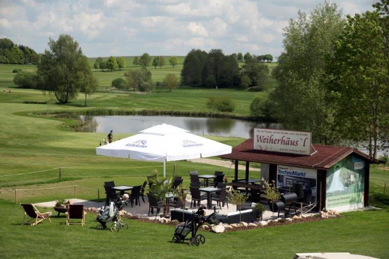 Auf der neuen Terrasse am Weiherhäusl findet jeden 1. Freitag im Monat ein Barbecue mit Musik und Tanz statt.