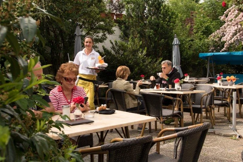 In dem gemütlichen Cafégarten der Bäckerei und Konditorei Martin Reicherzer kümmerst sich unter anderen Ariane Hoffmann um das Wohl der Gäste.