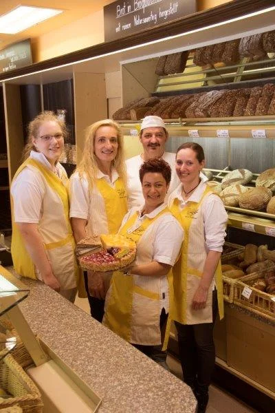 Das Gröbenzell-Team (v.l.): Azubi Jaqueline Dengler mit Filialleiterin Darina Knapp und Verkäuferin Diana Blei.