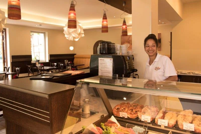 Eine große Auswahl an Kuchen, Torten, Eis, Snacks und ein stets wechselndes Mittagsgericht bietet das gemütliche Café in Neu-Aubing.