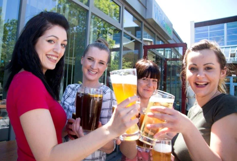 Grad Lustig und gemütlich geht`s im Biergarten von Fatih Colak und seinen Mitarbeiterinnen zu.