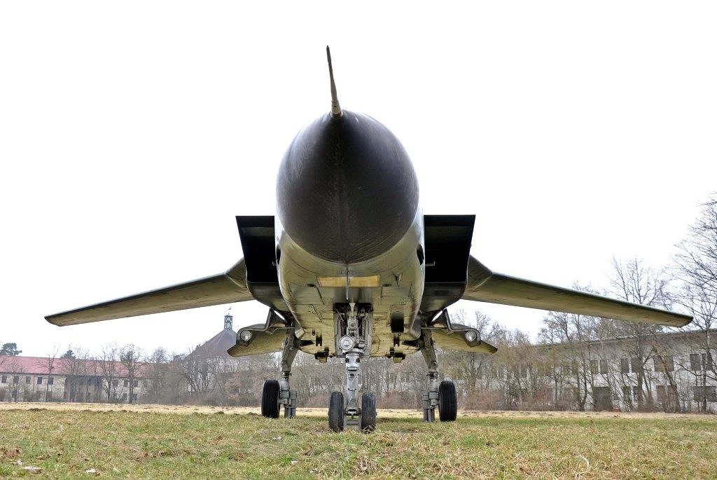 Tower, Hangar, Lande- und Startbahnen: alles da. An seine Nutzung als Flugplatz erinnert neben solchen Bauten auch das ehemalige Kampfflugzeug.