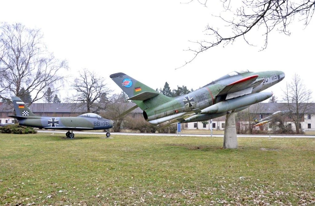Vor noch gar nicht allzu langer Zeit donnerten die Maschinen über die Köpfe der Landkreisbewohner. Jetzt ruhen die Militärflugzeuge in Frieden auf den Wiesen.