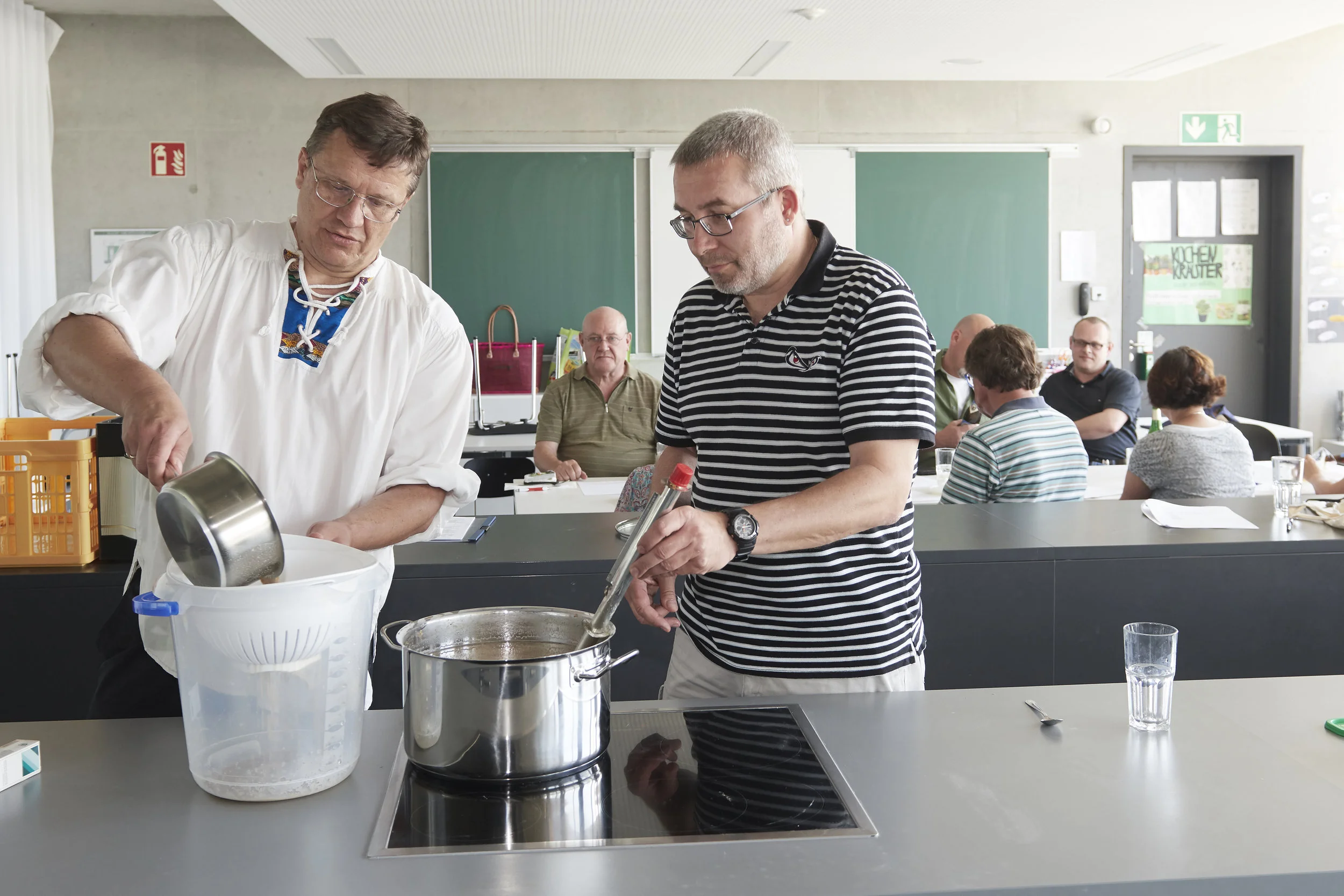 "Bierbrauen ist eine Kunst", beweist Kursleiter Ernst Mayer (links).