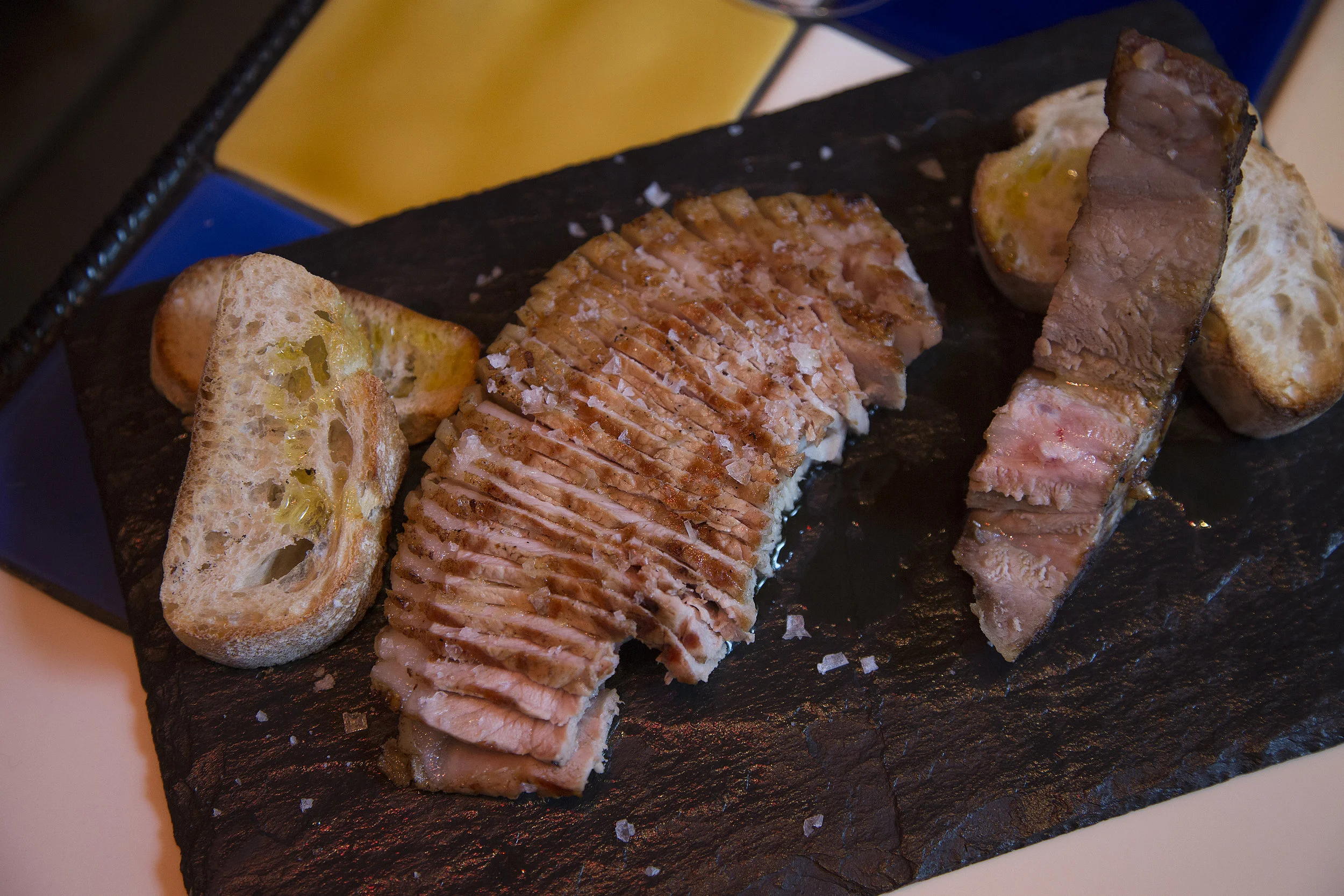 Wenn Martin Herbig gegen Abend in seinem Gourmet Point den Grill anfeuert und sein fantastisches Fleisch mit Brot, Olivenöl und Salz serviert, braucht es wirklich nicht mehr zum Genuss. „Man braucht keine gute Lage, wenn man außergewöhnlich ist. Und nur wer wirklich Lust auf gutes Fleisch hat, findet mich“, sagt Martin Herbig.