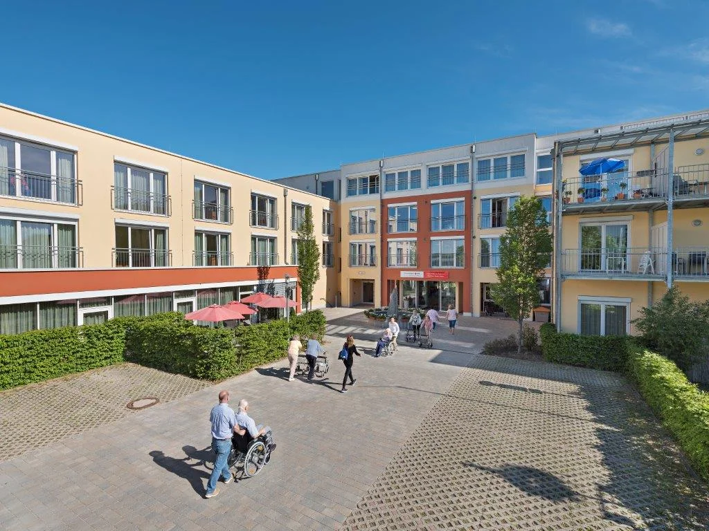 Platz hätte das SeniorenWohnen in Buchenau für 150 Bewohner – Pflegekräfte, deren anspruchsvolle Arbeit durch eine Vielzahl technischer Hilfsmittel erleichtert wird, sind deshalb immer willkommen. In dem Haus wird zudem ausgebildet.