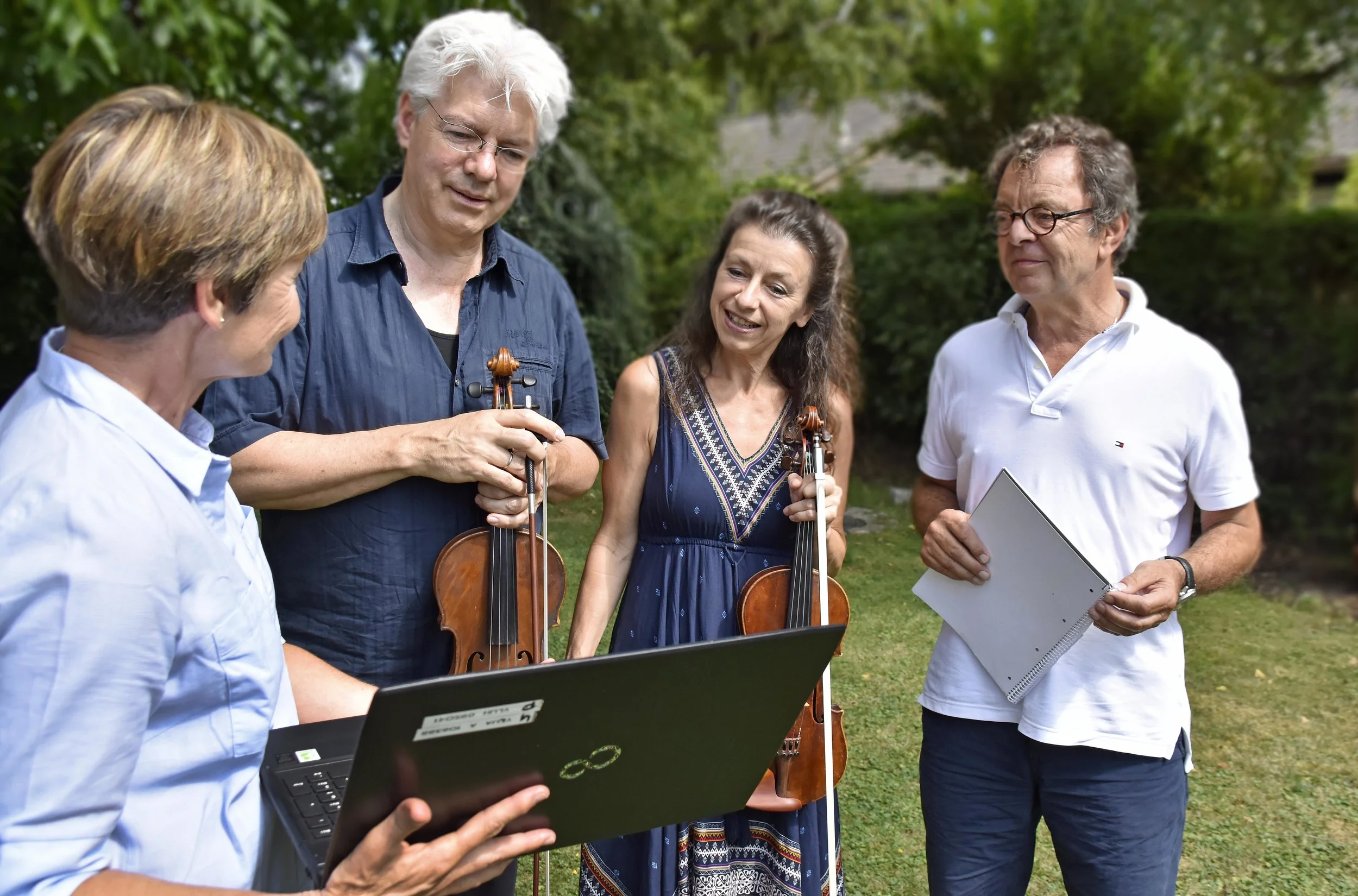 Dirigieren, Lehren, Spielen, Leiten, Organisieren: Die Köpfe des PJKO haben alle Hände voll zu tun: (von links) Ursula und Paul Bischof sowie Peter Michielsen und Simone Burger-Michielsen. Im Schnitt 23 Musiker bilden das Orchester des Puchheimer Jugendkammerorchesters. Die besondere Herausforderung ist die jährliche Veränderung der Besetzung: Nach dem Schulabschluss verlassen die meisten Schüler das Ensemble.