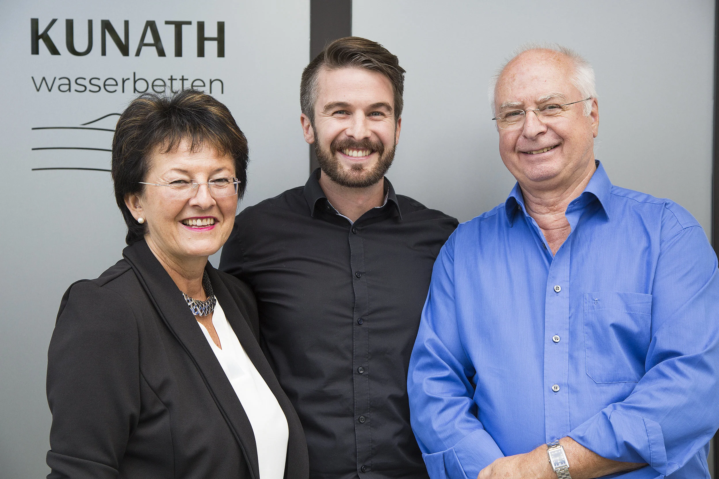 Die Beratung für das richtige Schlafsystem ist intensiv und macht bei den fröhlichen Kunaths (im Bild Roswitha Kunath mit Sohn Florian und Ehemann Michael) richtig Spaß. Ausprobieren ist ein Muss und das kann man auch auf der FFB-Schau in Olching vom 10. bis 14. Oktober in der Halle Gröbenzell.