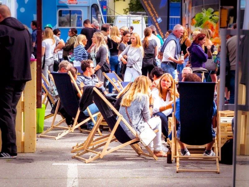 Wo viele Menschen viel essen und trinken, da gibt es auch viel Müll. Die Organisatoren denken jedoch an die Umwelt und beziehen zu 100 Prozent Ökostrom für das Festival. Strohhalme sind seit 2018 schon verboten und 80 Prozent des Einweggeschirrs ist recyclebar.