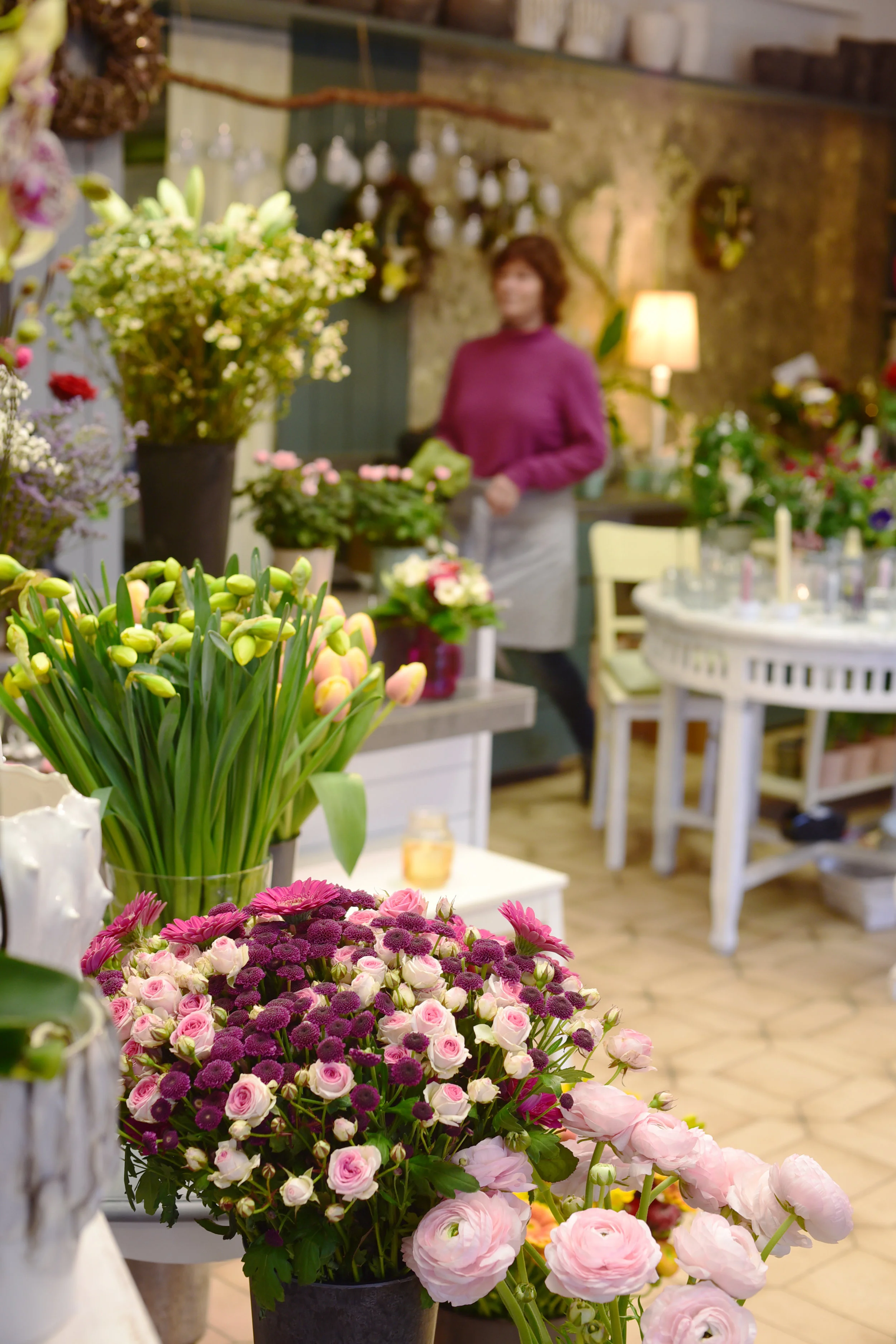 Michaela Furthmann hat ein außergewöhnliches Gespür für Farben und Formen und auch für die kleinsten Details. Und sie weiß nahezu bei allen Kunden, welche Blumen zu ihnen passen. Individuell und sehr schön ist zusdemdie Trauerfloristik. Die Gestecke binden die Floristin und ihre Mitarbeiterin so, dass sie bis zu einer Woche frisch bleiben. Gespickt mit winzigen Kleinigkeiten schauen sie trotzdem nie überladen aus.