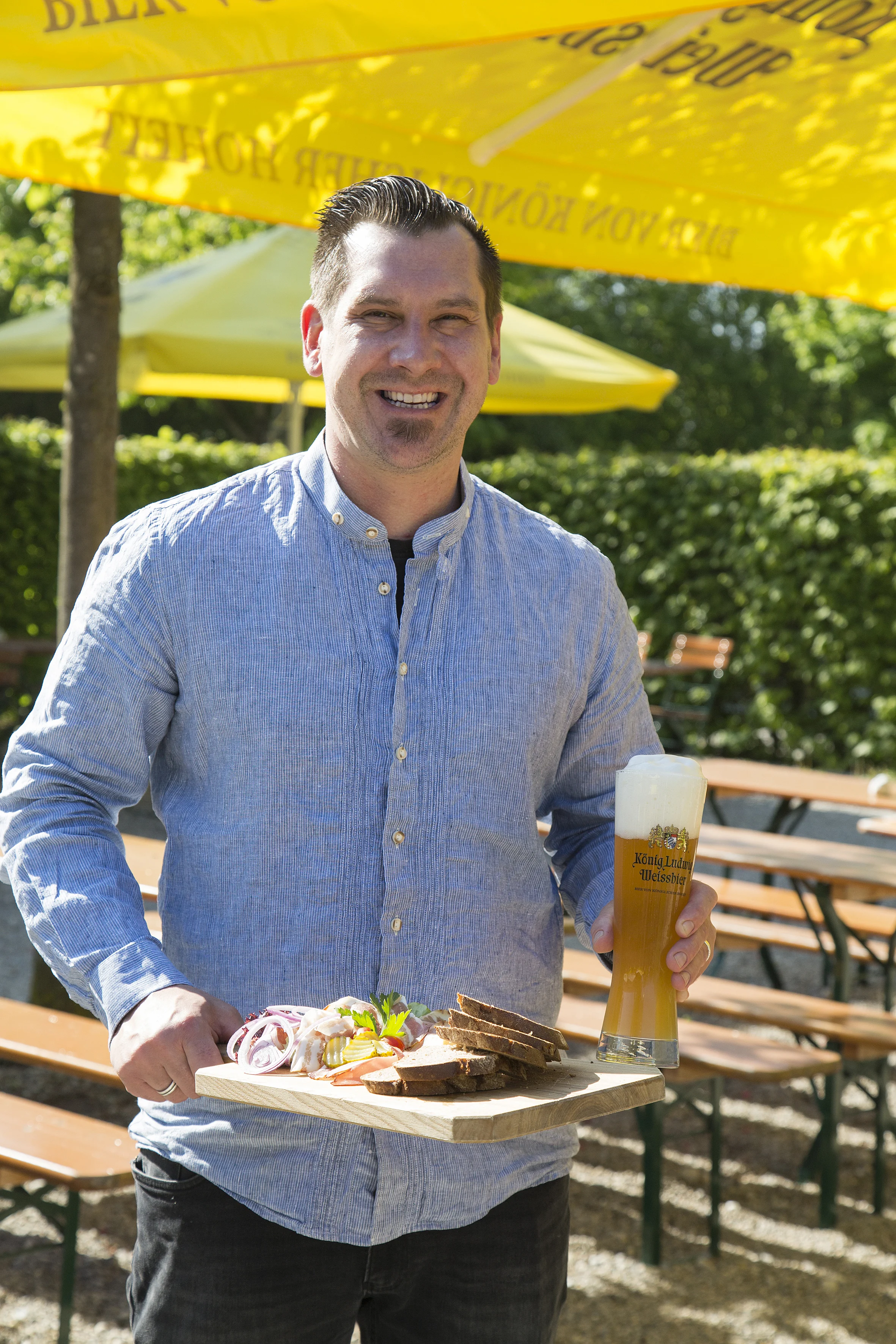Für Kulinariker & warme Kinderfüße Der spritzige Biergarten-Ausflug für Groß und Klein Zwischen Kühen und Radlwegen ist der moderne Biergarten vom Dorfwirt die Familienoase auf dem Land. Mit 250 beschirmten Freiplätzen, gutbürgerlicher Saison-Küche zu fairen Preisen, hausgemachter Limo, großem Spielplatz und flachem Teich mit Wasserspielen für die Kleinen. Erfrischend anders! Zum Dorfwirt Römerstraße 20, 82290 Landsberied, Telefon 08141 223535, www.zumdorfwirt.com Öffnungszeiten: Dienstag bis Donnerstag 17 bis 23 Uhr, Freitag bis Sonntag 11 bis 23 Uhr, durchgehend Küche & Service