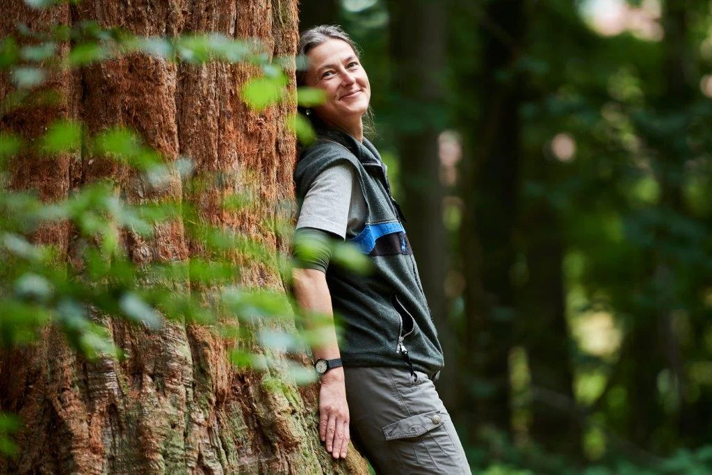 Ganz so „fremd“ sind die ausländischen Bäume im Forstlichen Versuchsgarten auch nicht: „Mammutbäume gibt es bei uns, nur halt in Form von Braunkohle“, erklärt Michaela Amann und nennt diese und andere Bäume deshalb „Spätheimkehrern“. Hingegen seien viele Gewürze und Lebensmittel auf unseren Äckern auch Neophyten, also Pflanzen, die hier nie heimisch waren.