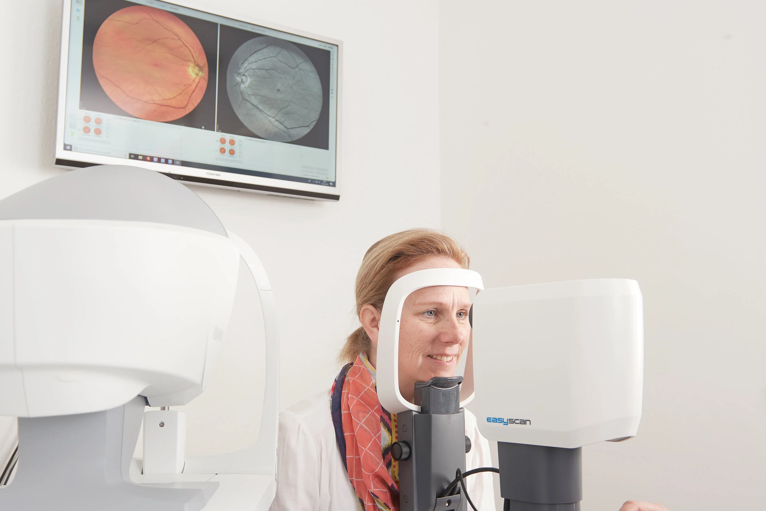 Ohne Tropfen und in nur drei Minuten fertig: Mit dem Visionix und mit dem neuen Netzhautscanner ist der Augencheck komplett! „Denn die Gefäße der Netzhaut sind ein Spiegel der Organe und geben Auskunft über mögliche Risiken wie Diabetes, Herz-Kreislauferkrankungen, Makuladegeneration und Glaukom“, erklärt Christina Flegl.