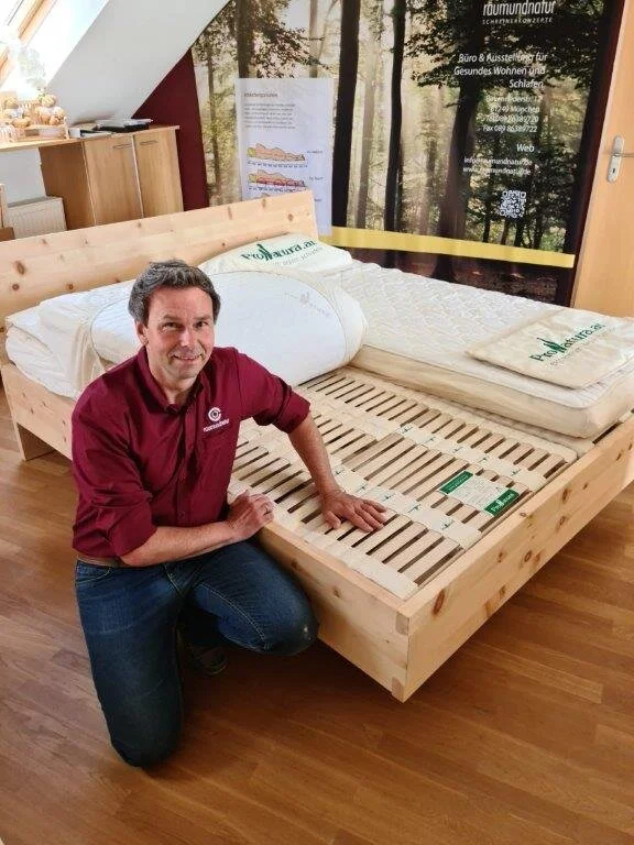 Für erholsamen und schmerzfreien Schlaf können die ProNatura Schlafsysteme einen großen Beitrag leisten. Und sie passen in jedes Bett. Falls eventuell doch nicht, macht es Johann Riedl kurzerhand einfach passend.