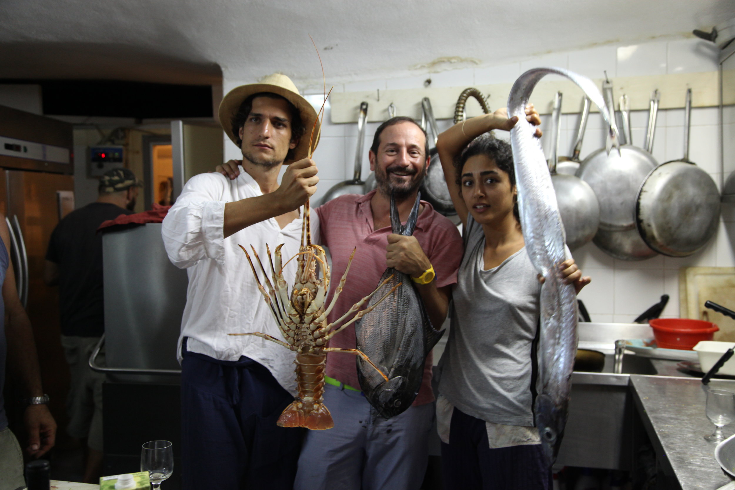  Louis, Mani und Golshifteh in der Küche vom La Marina  ©&nbsp; Valerie Soschynski 