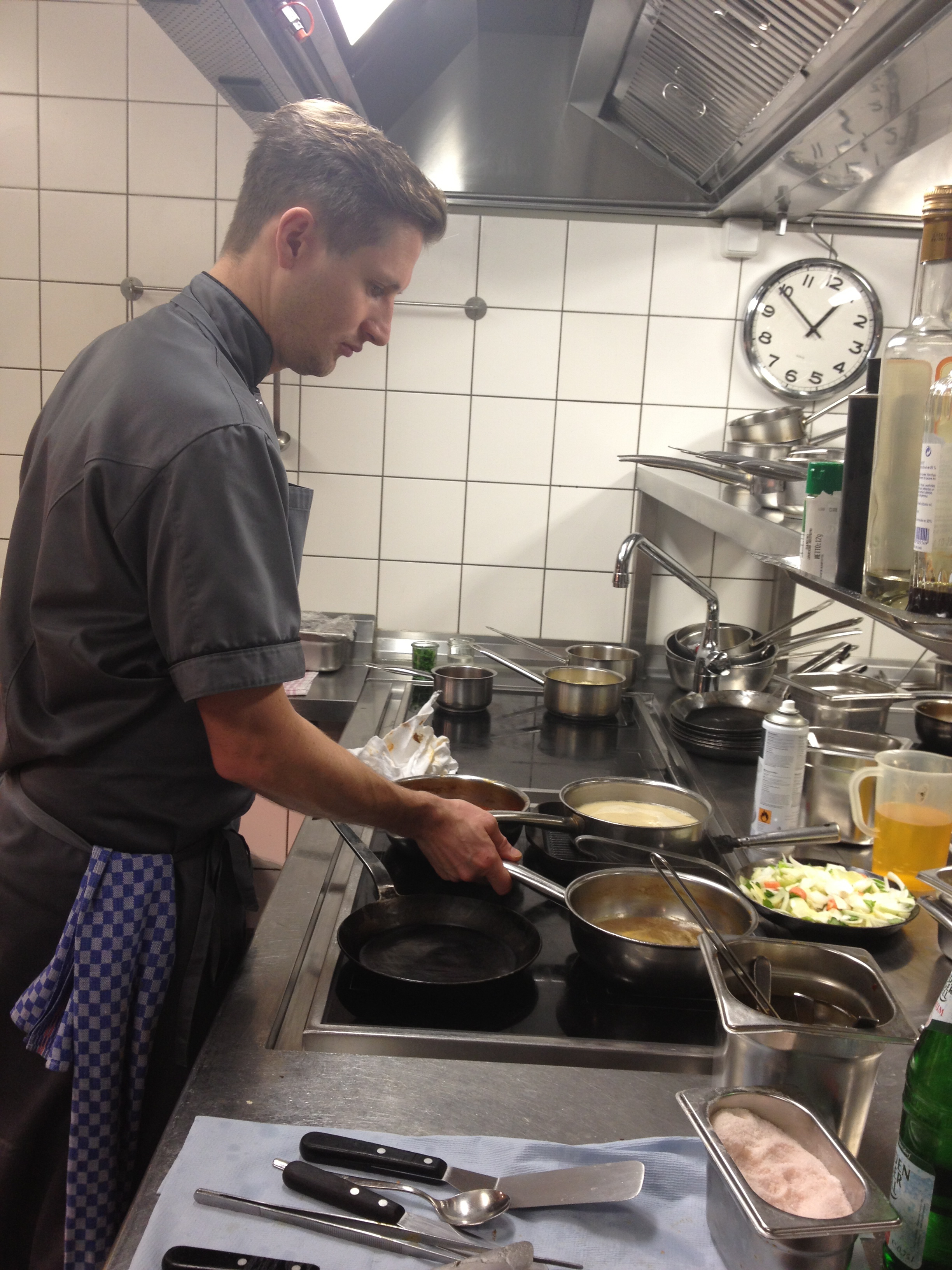  Michael Kempf in action in der Küche des Facil in Berlin © Valerie Soschynski 