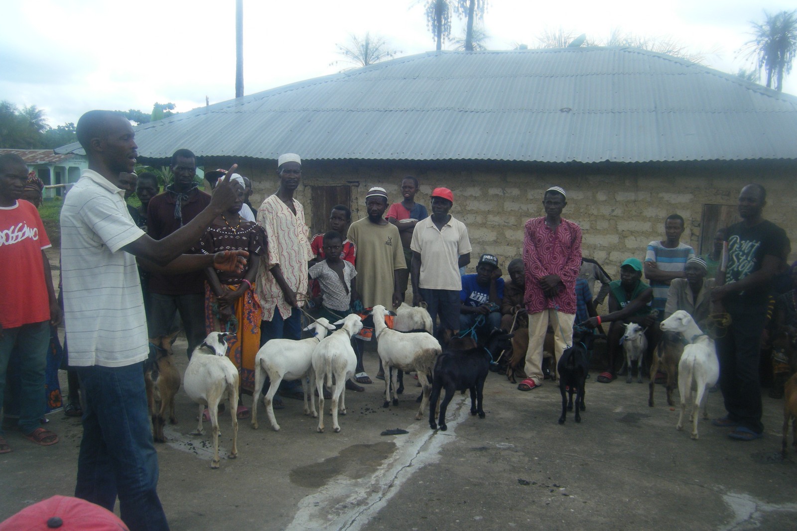 Distribution of Agric Inputs to farmers at Makuthaneh (13).jpg