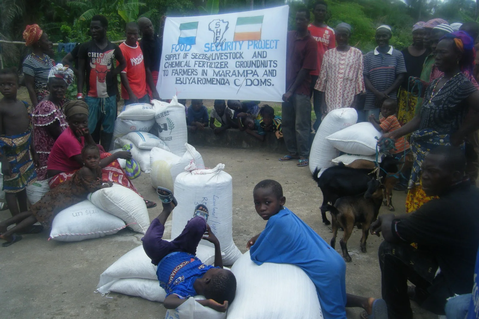 Distribution of Agric Inputs to farmers at Makuthaneh (4).jpg