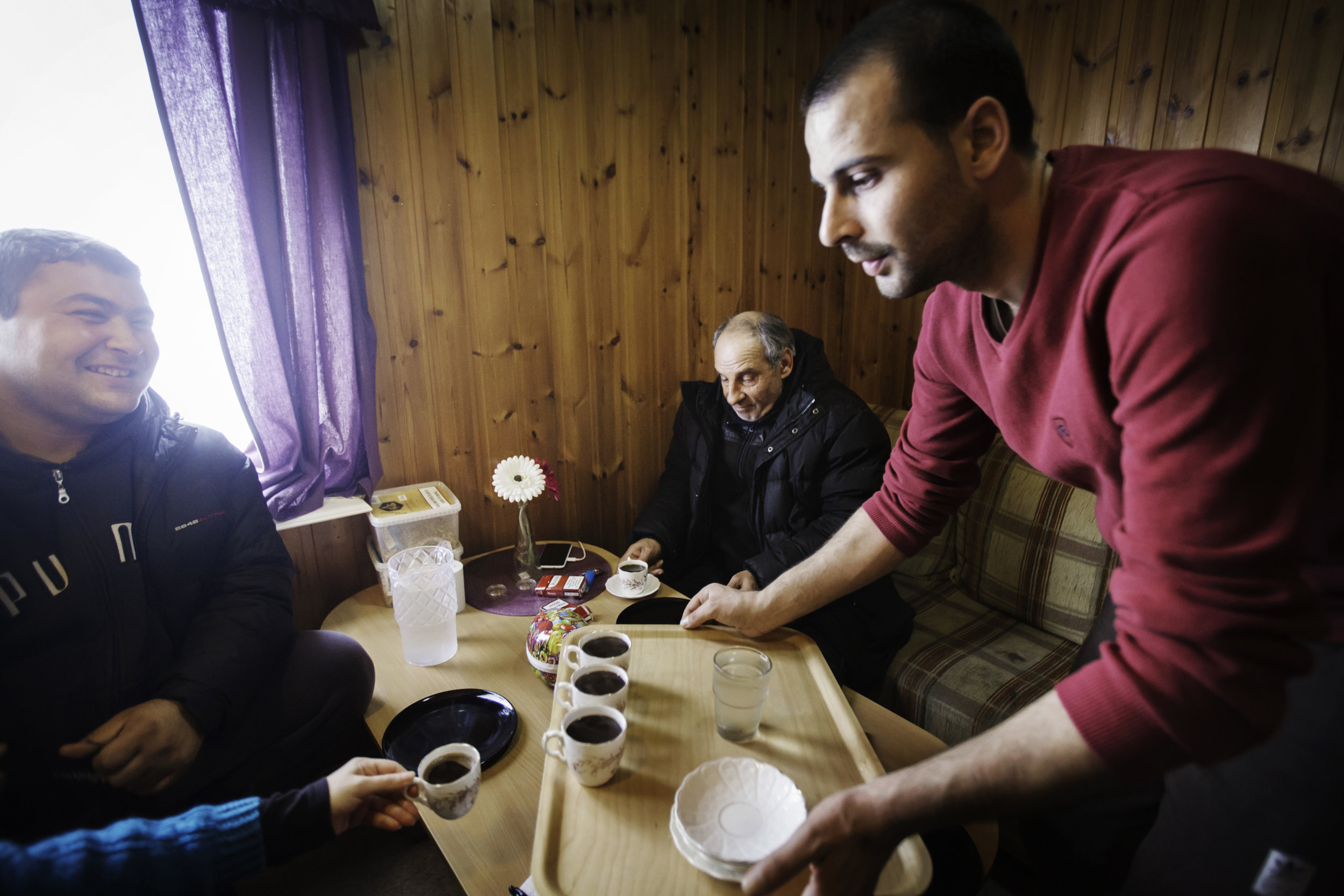 Kerim, from Syria, has invited Boko and Rosalin from Bulgaria, for coffee. – We ask our God to pray for them, says Kerim. – And we ask our God to pray for them too, says Rosalin