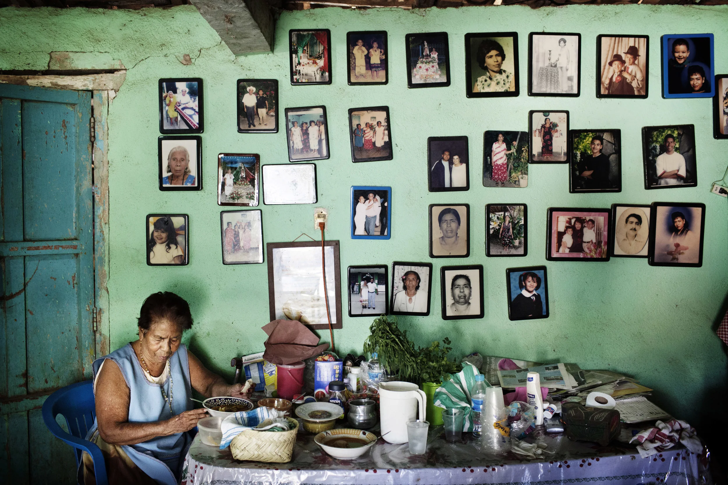 Leonarda Guttierez sits in her kitchen by her family portraits. The presence of the gangs made her nights sleepless. – I was afraid day and night. Now I am hoping for a brighter future for my loved ones.