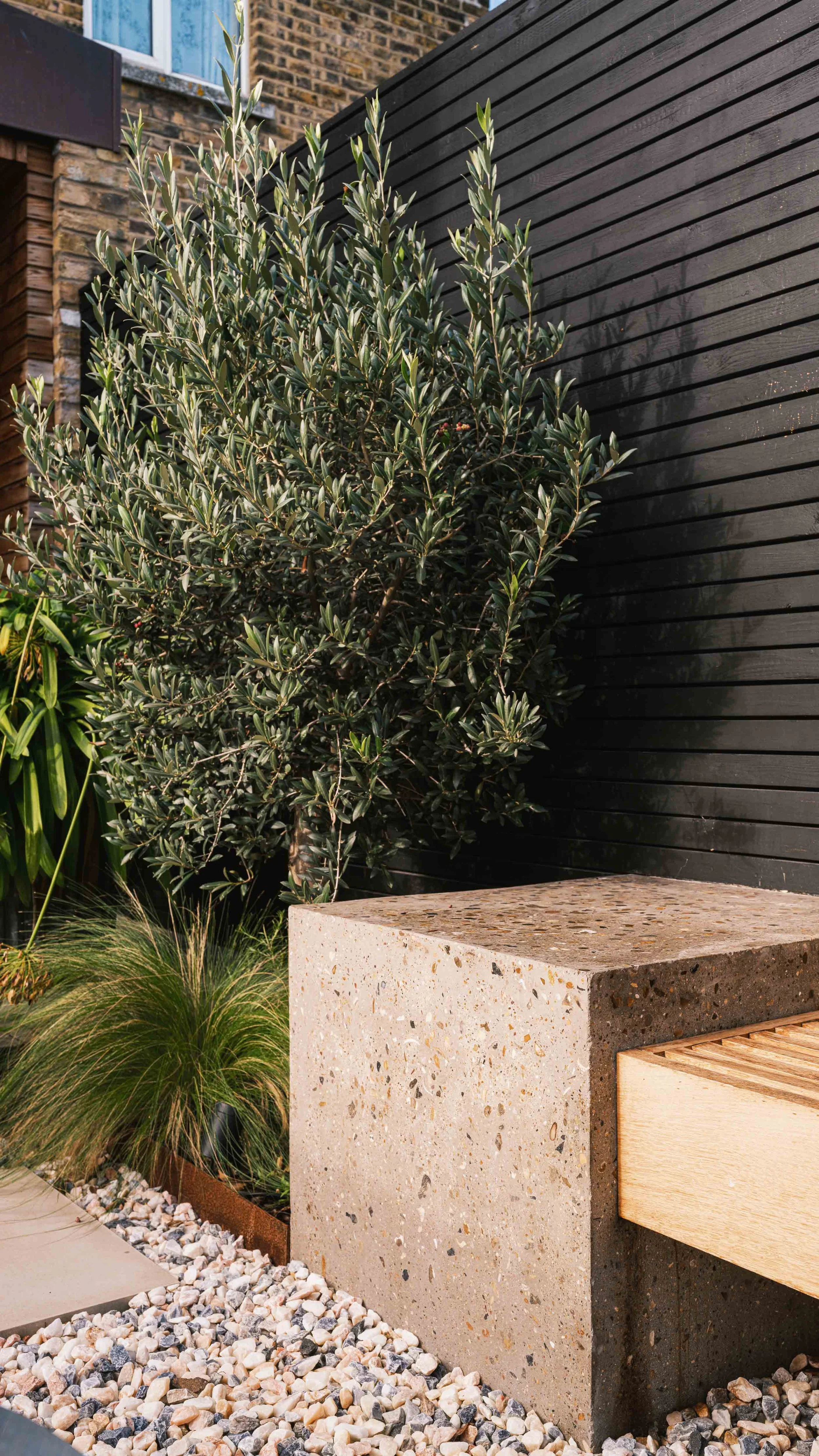 Bespoke concrete seating with gravel