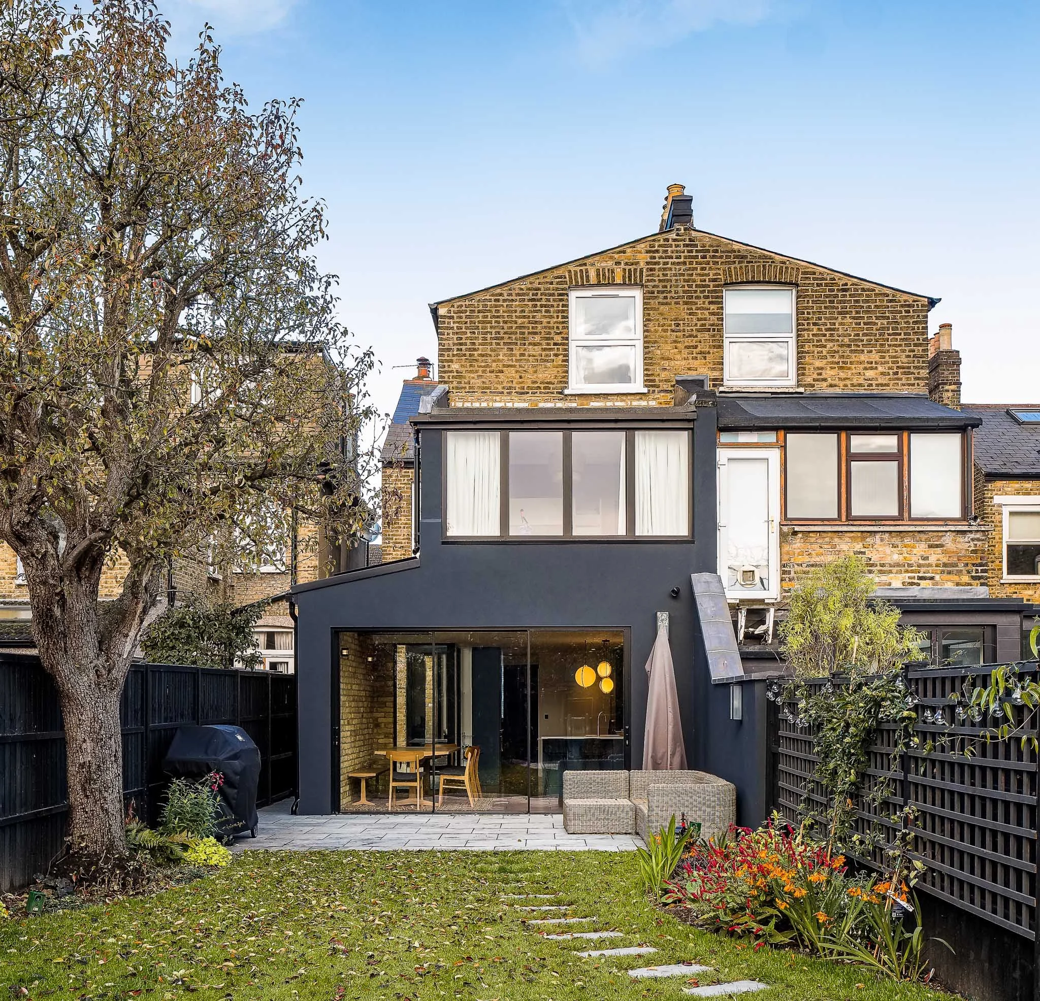 Rear side extension in black render
