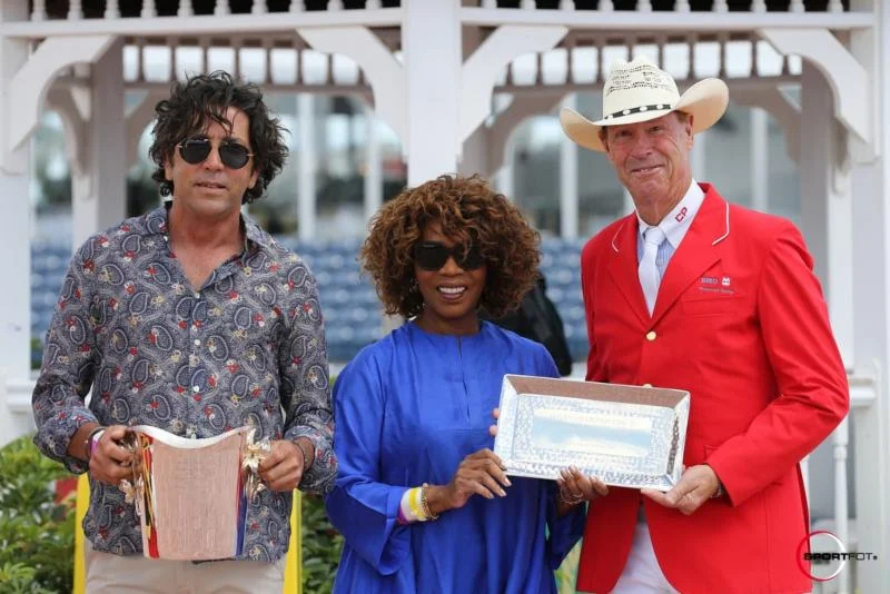 Michael Meller (left) and Alfre Woodard (center) presented Ian Millar (right) with the Kate Nash Boone Style of Riding Award during the 2017 Winter Equestrian Festival. Photo: Sportfot