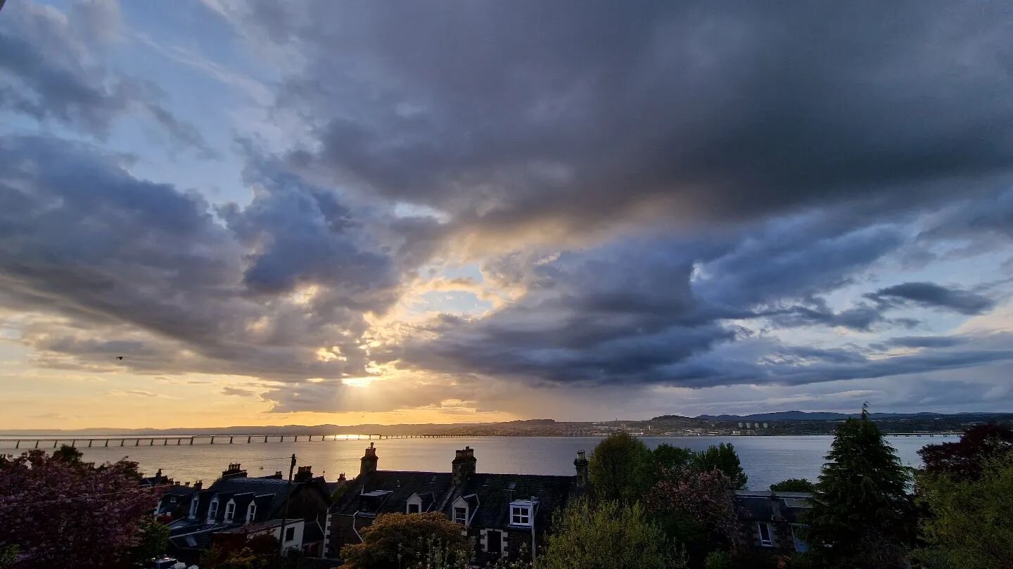 Muggy with a fair chance of another soaking.
.
.
#tayweatherforecast #scotlandphotography #weatherwatchers #newportontay 
#cloudporn #Scottishweather #scottishlandscape #Scotland #landscape_lovers #landscapeartist #Dundee #rivertay