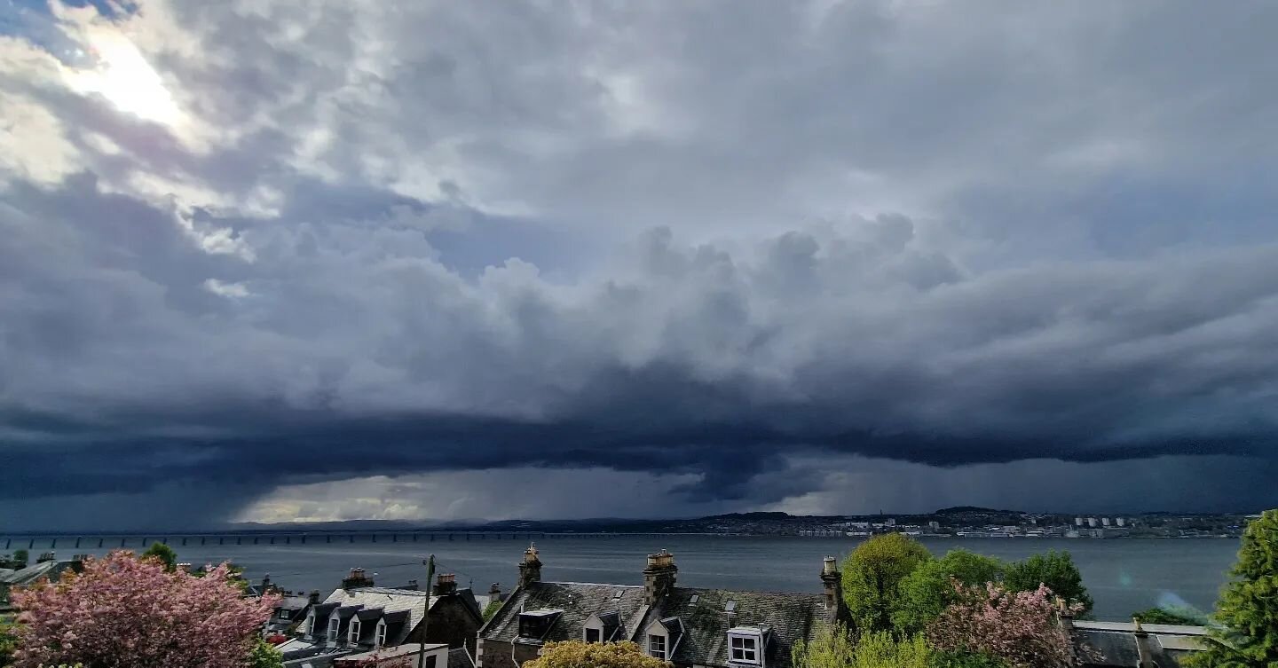 All in one day.....My cup most definitely runneth over.
.
.
.
#cloudporn #tayweatherreport #scotlandphotography #weatherphotography #cloudporn #tayestuary #dundee #standrews #sublime #photographyscotland #photosofscotland #fife #visitscotland