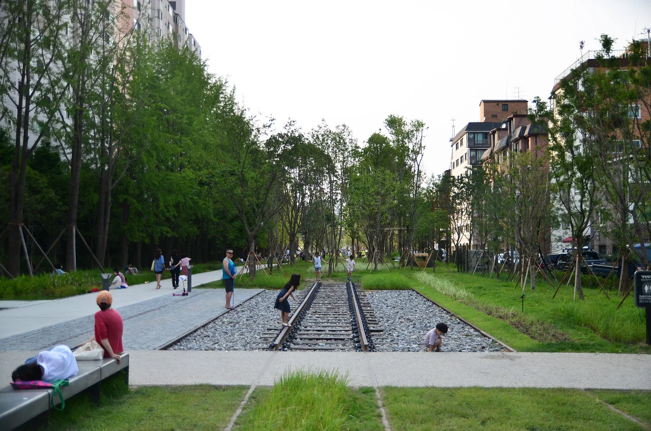 Figure SEQ Figure \* ARABIC 5 . Gyeongui Line Forest Park looks like the High Line Park in New York, courtesy of Seoul Metropolitan Government