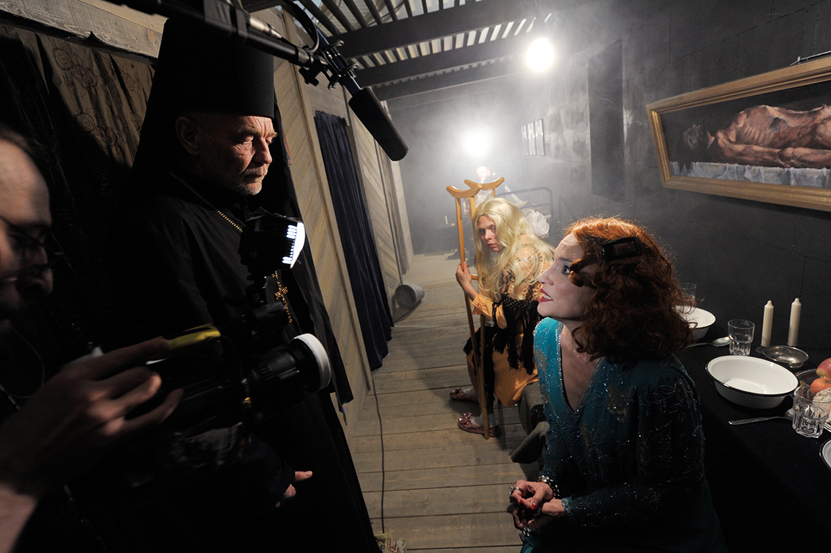 Just an excuse to post a picture for Die Brüder Karamasow really. Still one of my favourite performances ever. Dir. Castorf, Des. Neumann, Light. Baumgarte. More info: https://www.volksbuehne.adk.de/praxis/en/die_brueder_karamasow/index.html