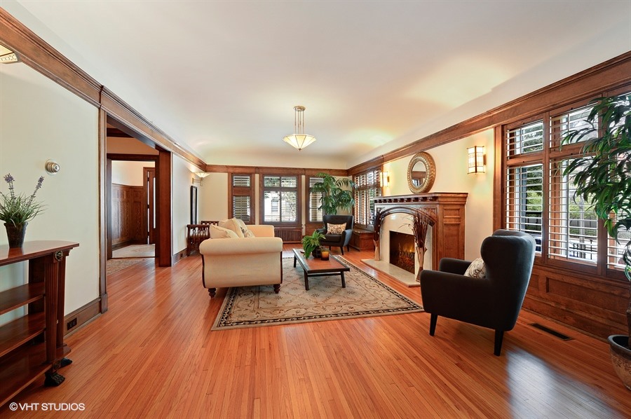 05_805WestJuniorTer_1_LivingRoom_LowRes.jpg
