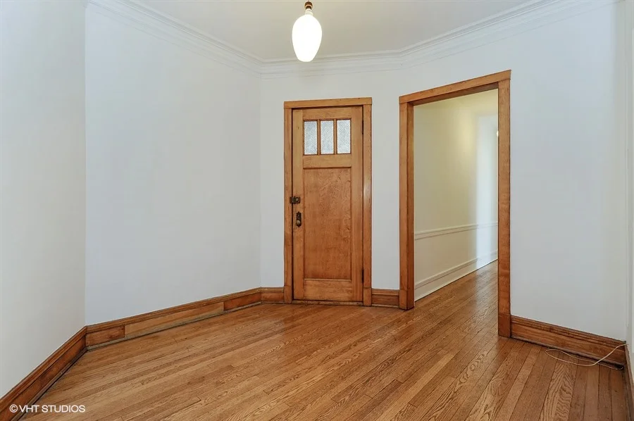 03_5465SouthHydeParkBlvd_2_32_Foyer_LowRes.jpg