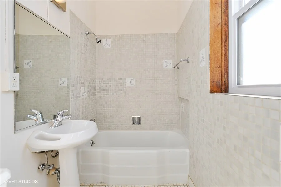 13_5465SouthHydeParkBlvd_2_9_2ndBathroom_LowRes.jpg
