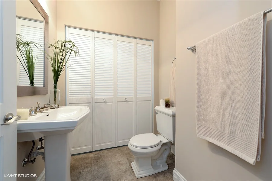 18_8814LunaAve_7_HalfBath_LowRes.jpg