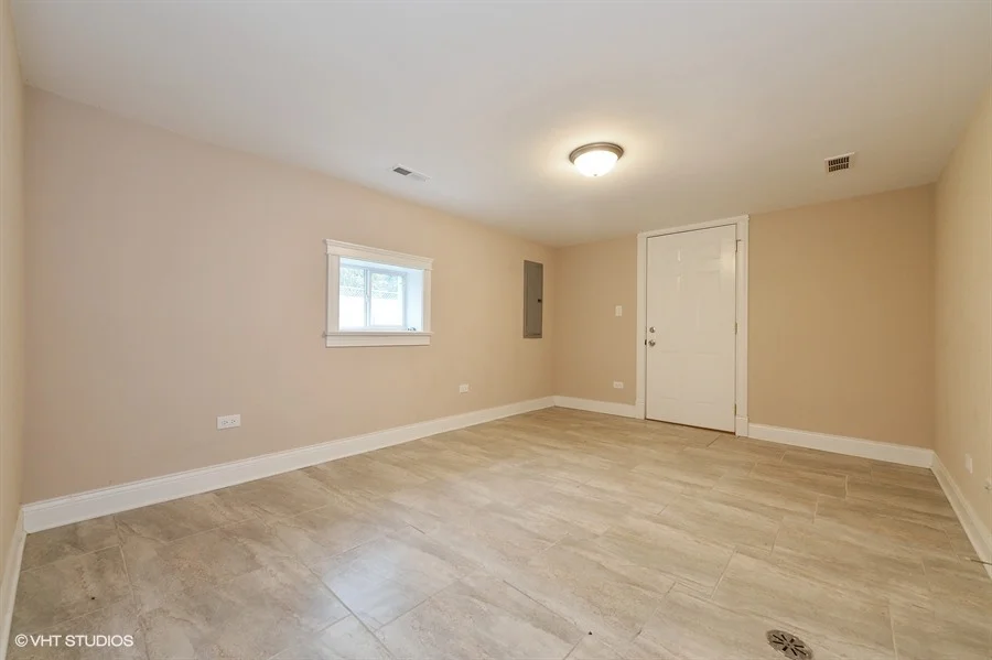 23_8814LunaAve_162_5thBedroom_LowRes.jpg