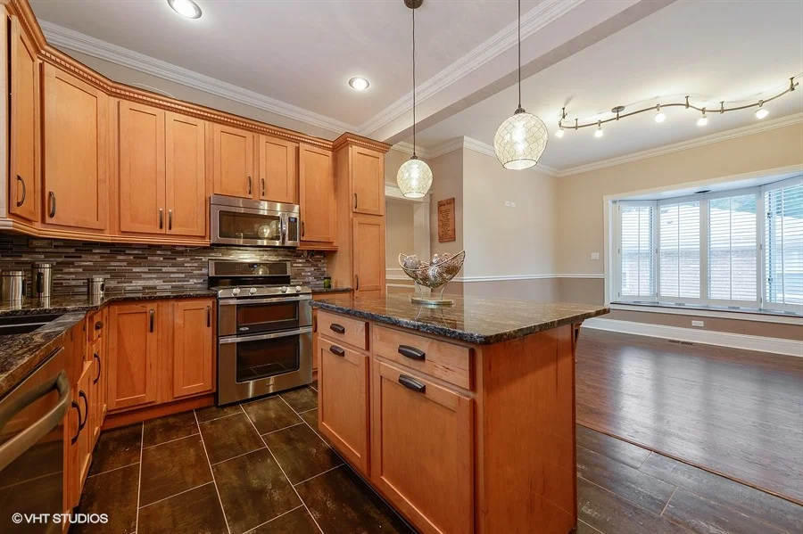06_8814LunaAve_177001_Kitchen_LowRes.jpg