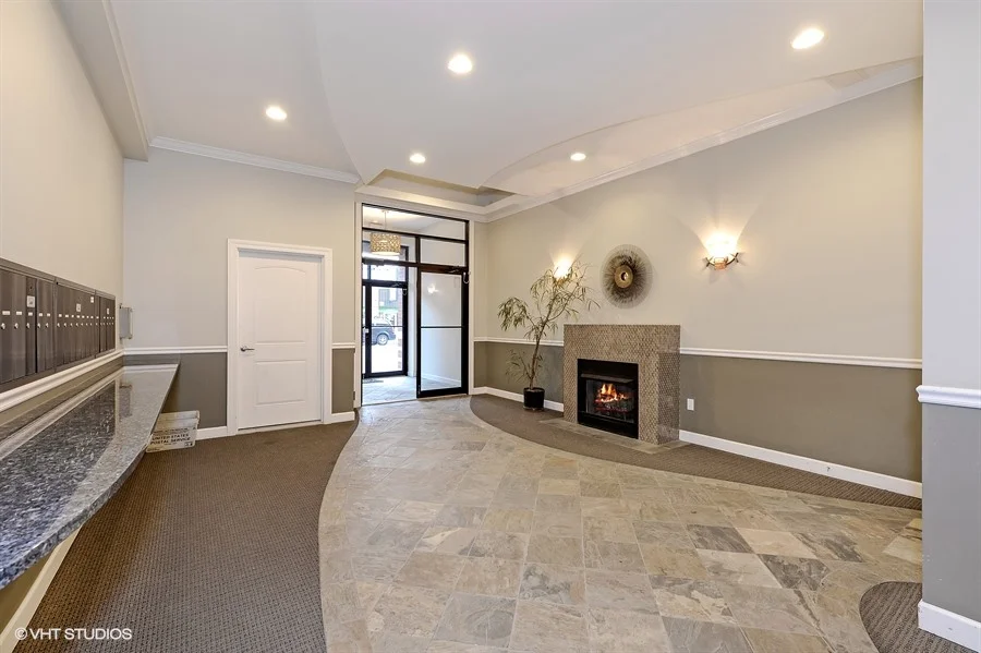 20_5067NorthLincolnAve_302_114_Lobby_LowRes.jpg